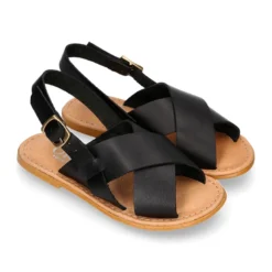 Sandalia Niños con tiras cruzadas en piel en color NEGRO.