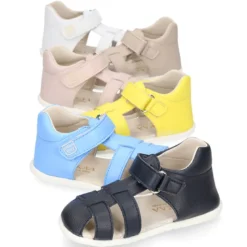 Sandalia niños Okaa Flex sin cordones en micro punto lavable.