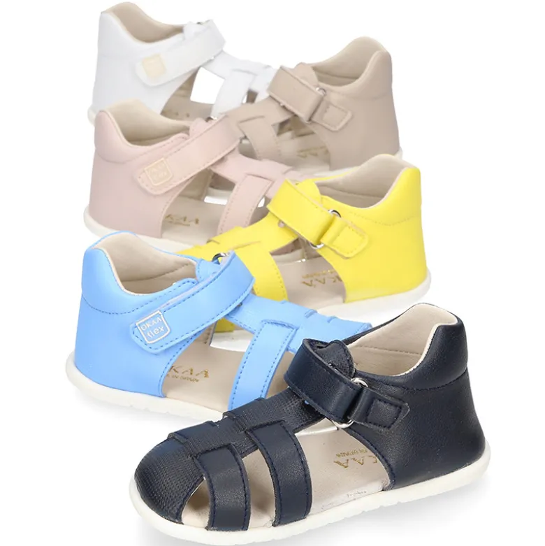 Sandalia niños Okaa Flex sin cordones en micro punto lavable.