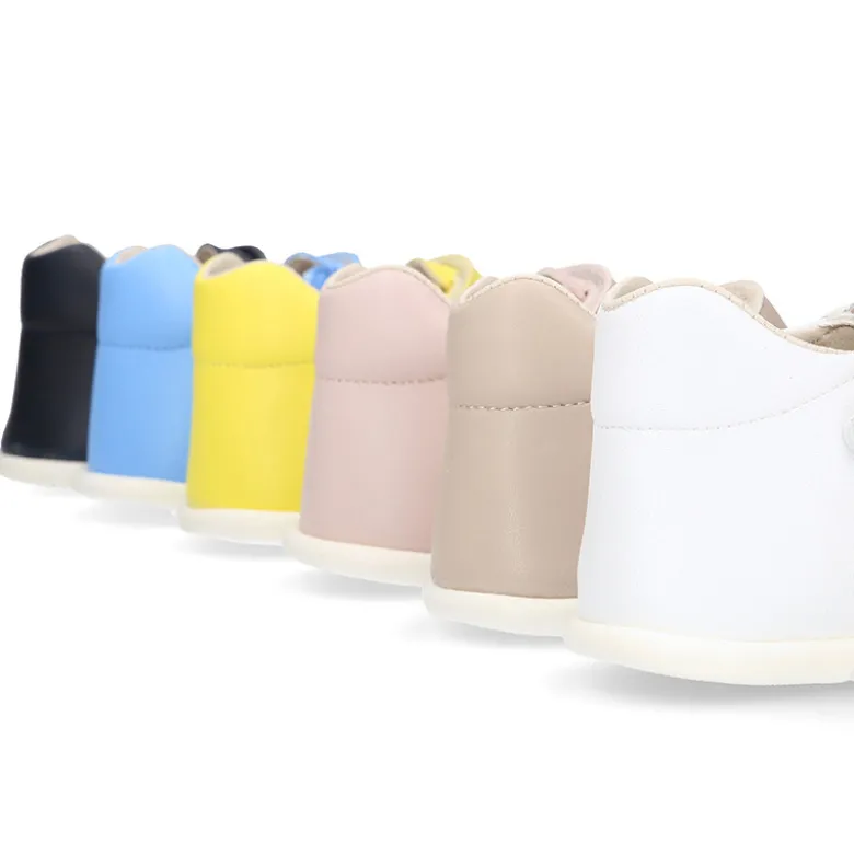Sandalia niños Okaa Flex sin cordones en micro punto lavable.
