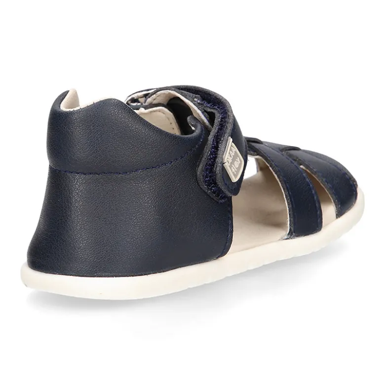 Sandalia niños Okaa Flex sin cordones en micro punto lavable.