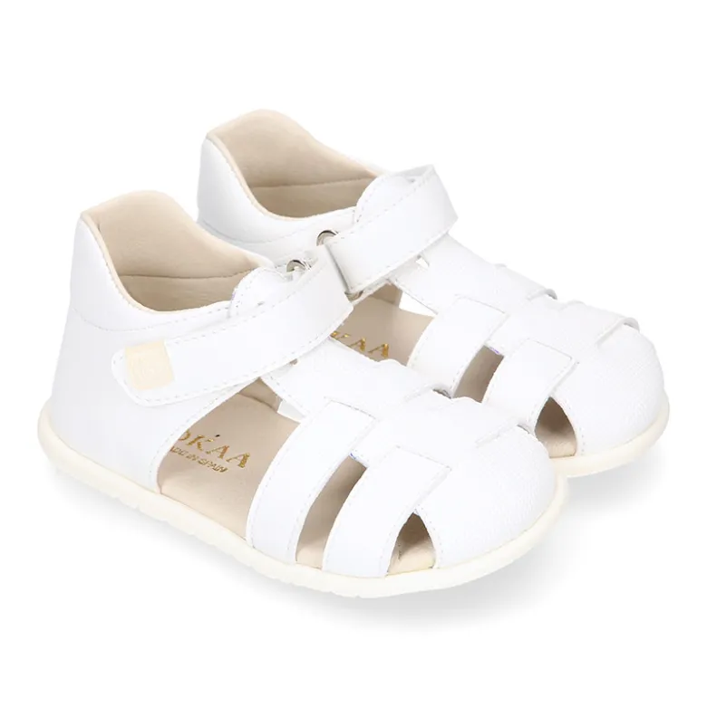 Sandalia niños Okaa Flex sin cordones en micro punto lavable.