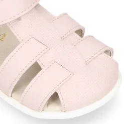 Sandalia niños Okaa Flex sin cordones en micro punto lavable.