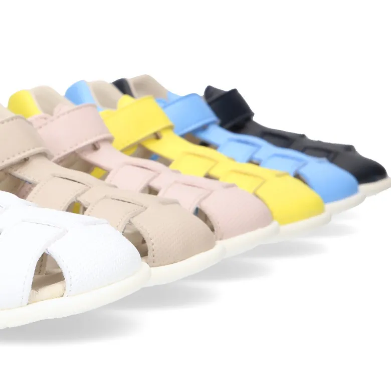 Sandalia niños Okaa Flex sin cordones en micro punto lavable.