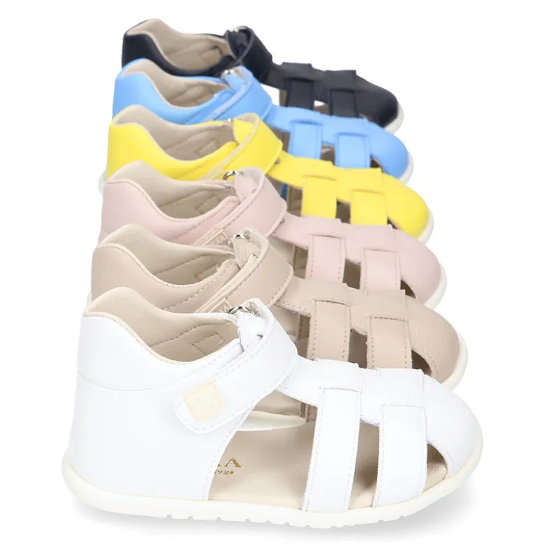 Sandalia niños Okaa Flex sin cordones en micro punto lavable.