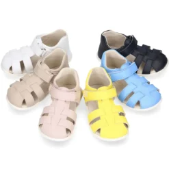 Sandalia niños Okaa Flex sin cordones en micro punto lavable.