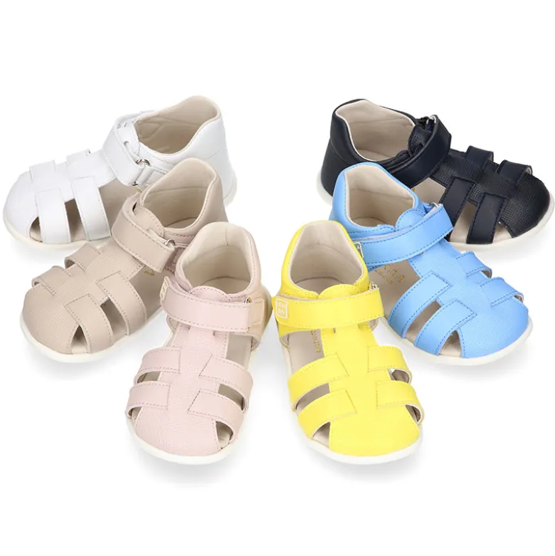 Sandalia niños Okaa Flex sin cordones en micro punto lavable.