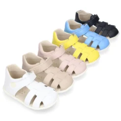 Sandalia niños Okaa Flex sin cordones en micro punto lavable.
