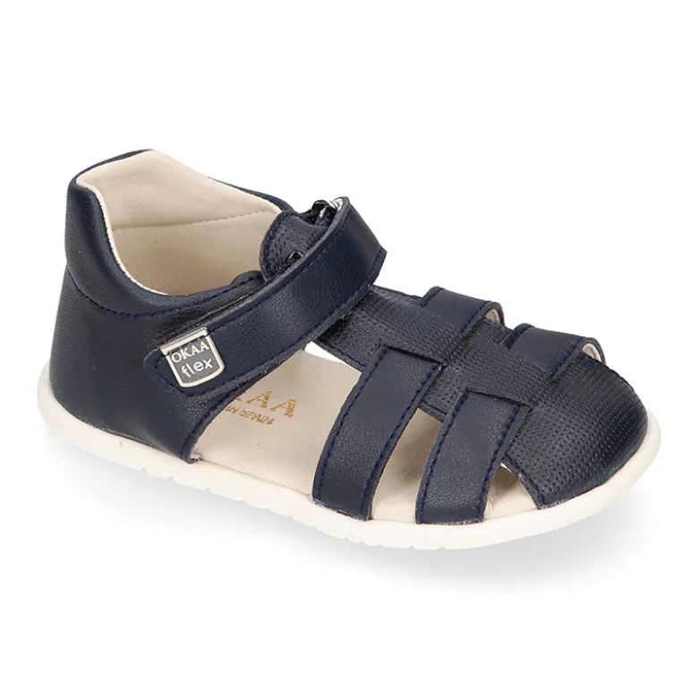 Sandalia niños Okaa Flex sin cordones en micro punto lavable.