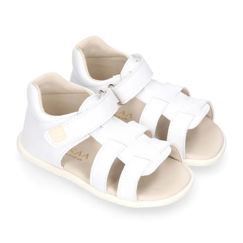 Sandalia niños Okaa Flex sin cordones en micro punto en color blanco.