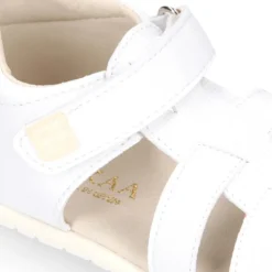 Sandalia niños Okaa Flex sin cordones en micro punto en color blanco.