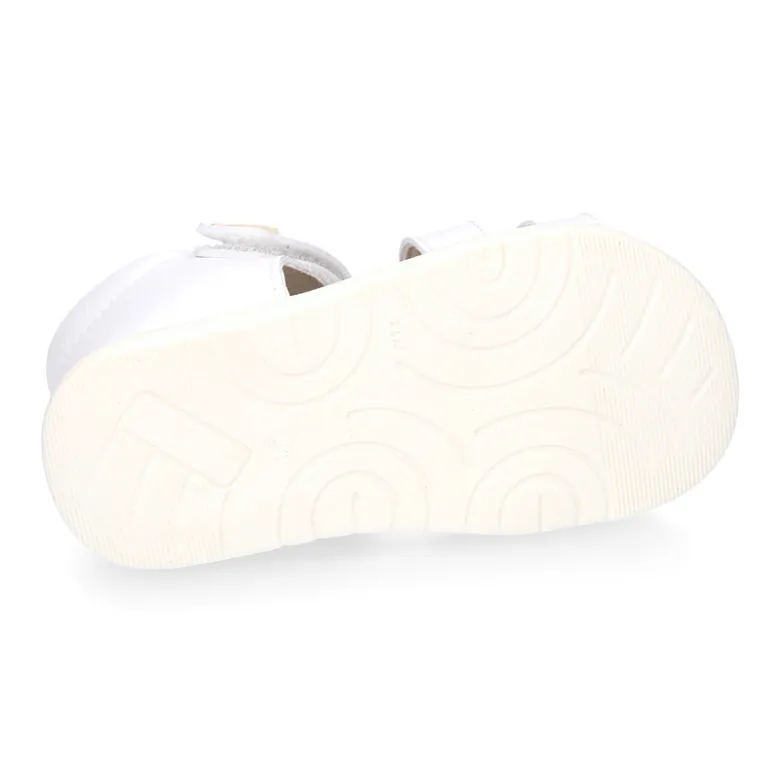 Sandalia niños Okaa Flex sin cordones en micro punto en color blanco.