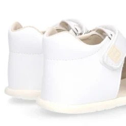 Sandalia niños Okaa Flex sin cordones en micro punto en color blanco.