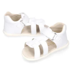 Sandalia niños Okaa Flex sin cordones en micro punto en color blanco.