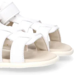 Sandalia niños Okaa Flex sin cordones en micro punto en color blanco.