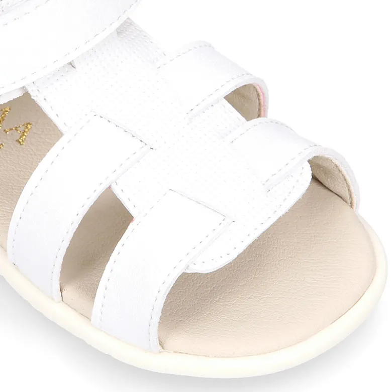 Sandalia niños Okaa Flex sin cordones en micro punto en color blanco.