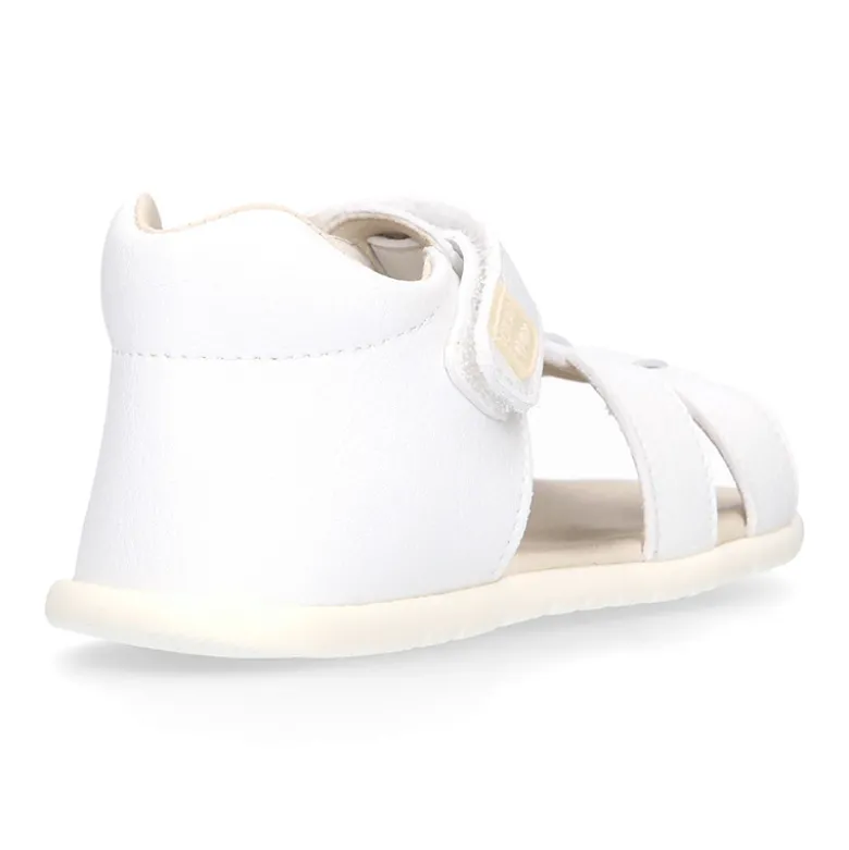 Sandalia niños Okaa Flex sin cordones en micro punto en color blanco.
