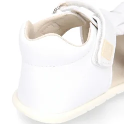 Sandalia niños Okaa Flex sin cordones en micro punto en color blanco.