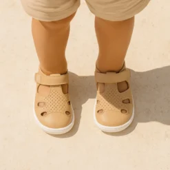 Sandalia niños Okaa Flex sin cordones en piel extra suave.