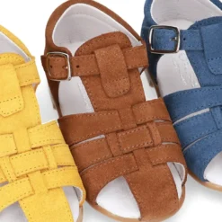 Sandalia Niños peques con hebilla en piel Serraje.