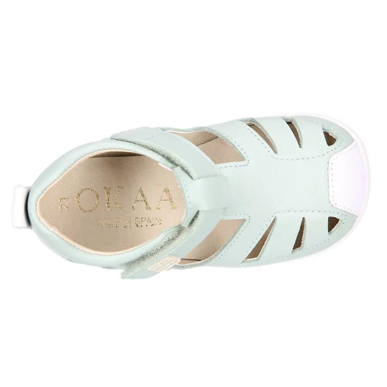 Sandalia niños respetuosa Okaa Flex en piel en colores.