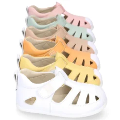 Sandalia niños respetuosa Okaa Flex en piel en colores.