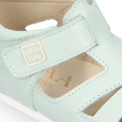 Sandalia niños respetuosa Okaa Flex en piel en colores.