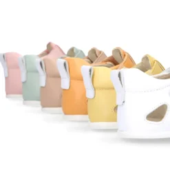 Sandalia niños respetuosa Okaa Flex en piel en colores.