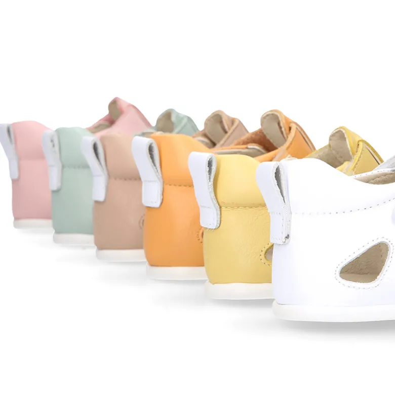 Sandalia niños respetuosa Okaa Flex en piel en colores.