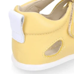 Sandalia niños respetuosa Okaa Flex en piel en colores.