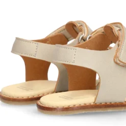 Sandalia niño vestir respetuosa Okaa Flex en color beige.