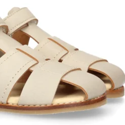 Sandalia niño vestir respetuosa Okaa Flex en color beige.