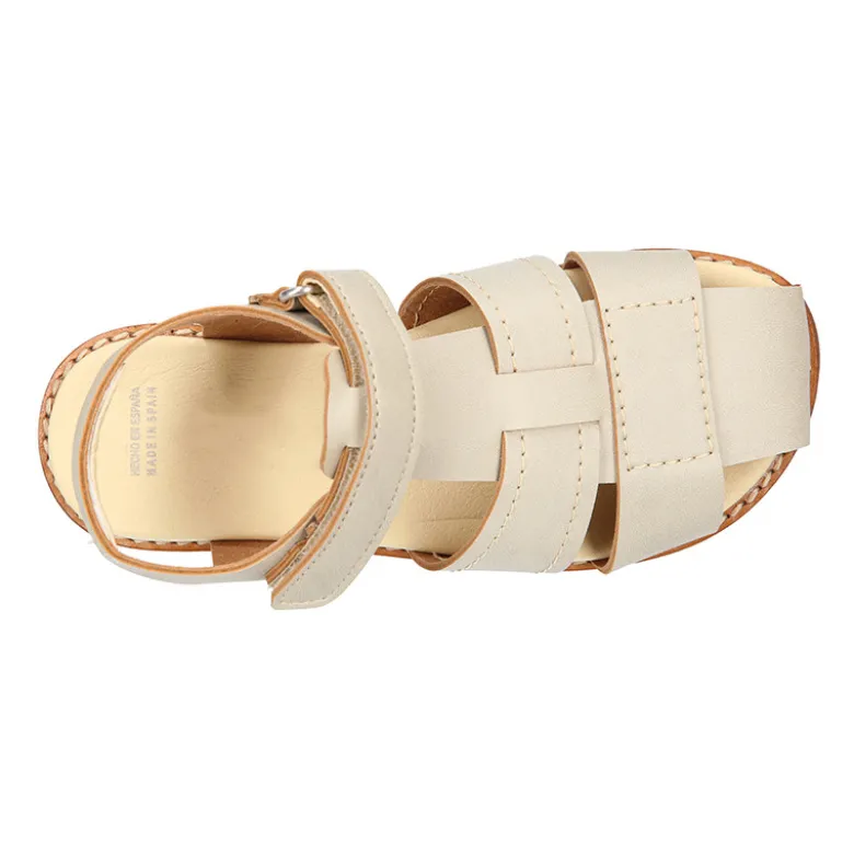Sandalia niño vestir respetuosa Okaa Flex en color beige.