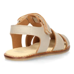 Sandalia niño vestir respetuosa Okaa Flex en color beige.