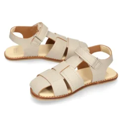 Sandalia niño vestir respetuosa Okaa Flex en color beige.