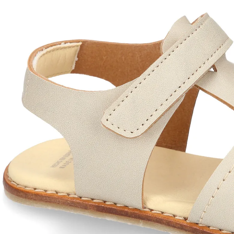 Sandalia niño vestir respetuosa Okaa Flex en color beige.