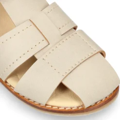 Sandalia niño vestir respetuosa Okaa Flex en color beige.