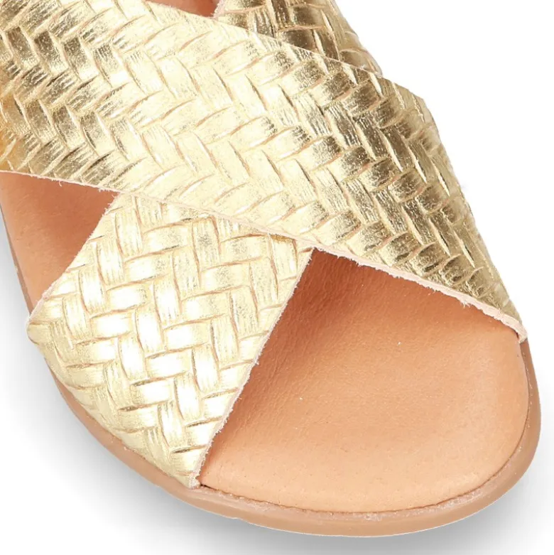 Sandalias con tiras cruzadas en piel GRABADA.