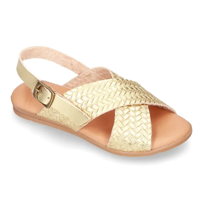 Sandalias con tiras cruzadas en piel GRABADA.