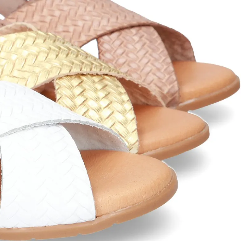Sandalias con tiras cruzadas en piel GRABADA.