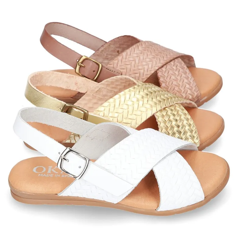 Sandalias con tiras cruzadas en piel GRABADA.