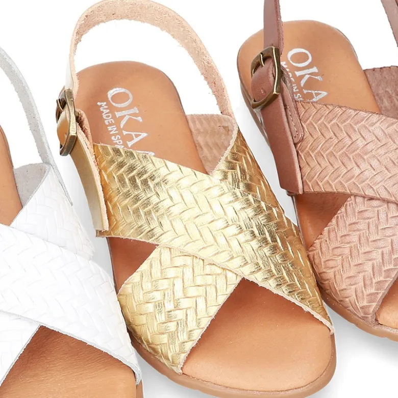 Sandalias con tiras cruzadas en piel GRABADA.