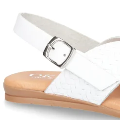Sandalias con tiras cruzadas en piel GRABADA.