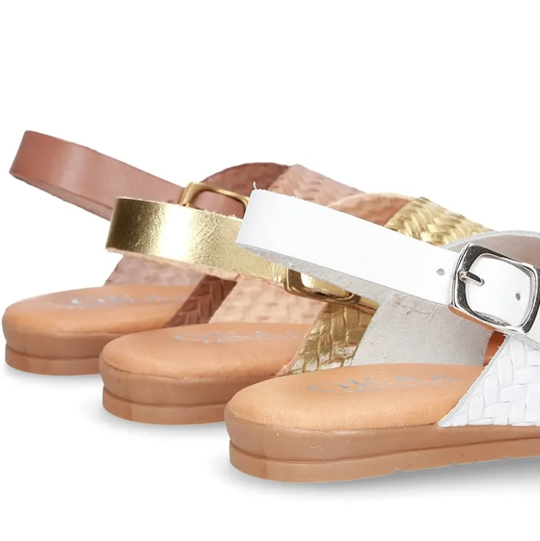 Sandalias con tiras cruzadas en piel GRABADA.