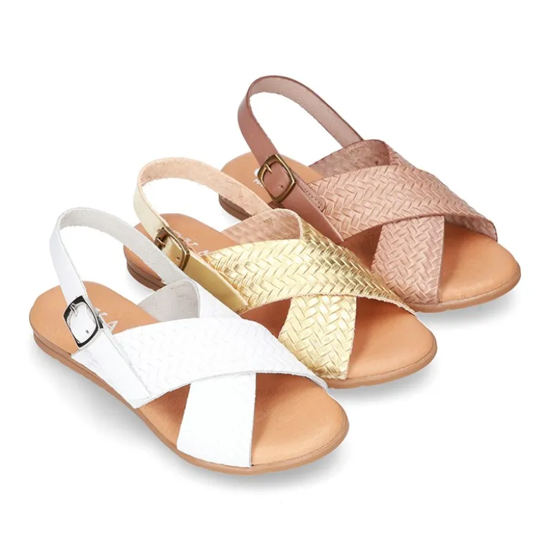 Sandalias con tiras cruzadas en piel GRABADA.