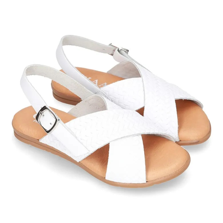 Sandalias con tiras cruzadas en piel GRABADA.