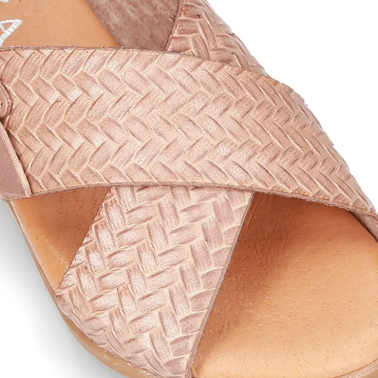 Sandalias con tiras cruzadas en piel GRABADA.