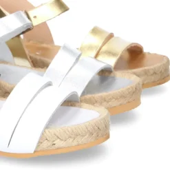 Sandalias niña tipo alpargata con tiras en piel.