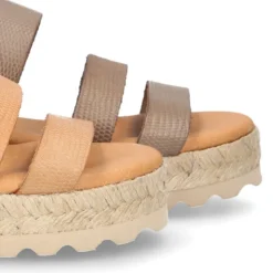 Sandalias tipo alpargata con tiras grabadas en piel.