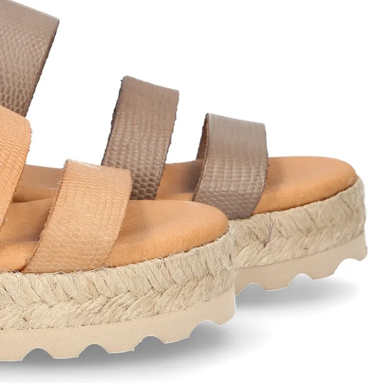 Sandalias tipo alpargata con tiras grabadas en piel.